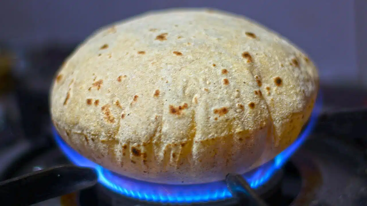 Roti Cook In Gas