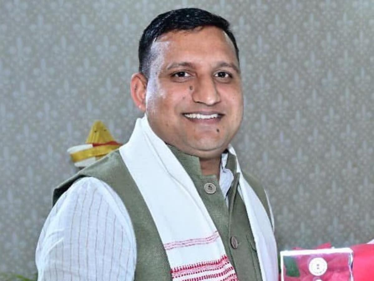 संजय यादव: आईटी प्रोफेशनल से बने RJD की रणनीति के मास्टरमाइंड Sanjay Yadav की कहानी सिर्फ एक राजनीतिक सलाहकार बनने तक सीमित नहीं है, बल्कि यह एक IT इंजीनियर से बिहार की राजनीति के सबसे ताकतवर रणनीतिकार बनने की दिलचस्प यात्रा है। हरियाणा के गांव से निकला रणनीतिकार हरियाणा के महेंद्रगढ़ जिले के नंगल सिरोही गांव से आने वाले संजय यादव ने Computer Science में पोस्ट ग्रेजुएशन किया है। चुनावी हलफनामे के मुताबिक, उनकी कुल संपत्ति करीब 2.18 करोड़ रुपए है। वे कभी एक मल्टीनेशनल आईटी कंपनी में काम करते थे, लेकिन 2013 में सबकुछ छोड़कर पटना चले आए। क्रिकेट मैदान से शुरू हुई तेजस्वी से दोस्ती संजय और तेजस्वी यादव की मुलाकात साल 2012 के आसपास दिल्ली के एक cricket ground पर हुई थी। तब तेजस्वी क्रिकेट खेलते थे और राजनीति में सक्रिय नहीं थे। लेकिन 2013 में जब लालू यादव जेल गए तो तेजस्वी पटना लौटे और राजनीति की ABCD सीखनी शुरू की। उसी दौरान उन्होंने अपने दोस्त संजय को भी बुला लिया। किताबों और भाषणों से तेजस्वी को सिखाया राजनीतिक हुनर सीनियर पत्रकार संतोष सिंह ने अपनी किताब ‘जेपी टू बीजेपी: बिहार आफ्टर लालू एंड नीतीश’ में लिखा है कि संजय ने तेजस्वी को समाजवादी विचारधारा की किताबें पढ़ने को प्रेरित किया। उन्होंने तेजस्वी को अटल बिहारी वाजपेयी, वीपी सिंह, चंद्रशेखर, मायावती, कांशीराम और जॉर्ज फर्नांडीस जैसे नेताओं के भाषण दिखाए ताकि वे effective political communication सीख सकें। आरजेडी में डिजिटल बदलाव लाने वाले शख्स पॉलिटिकल एक्सपर्ट प्रियदर्शी रंजन के मुताबिक, बिहार आकर संजय ने शुरू में यहां की राजनीति को नजदीक से समझा। उन्होंने election data analysis, सोशल मीडिया रणनीति और डिजिटल बदलाव के जरिए आरजेडी की छवि को युवाओं में लोकप्रिय बनाया। पार्टी के चुनाव अभियान में टेक्नोलॉजी का इस्तेमाल उन्हीं के नेतृत्व में बढ़ा। अब तेजस्वी के सबसे भरोसेमंद सिपहसालार आज संजय यादव सिर्फ सलाहकार नहीं हैं, बल्कि तेजस्वी यादव के सबसे करीबी रणनीतिकार हैं। पार्टी की रणनीति से लेकर डिजिटल प्रचार तक, हर मोर्चे पर उनका असर दिखता है। यही वजह है कि अब लालू परिवार में उनके बढ़ते प्रभाव को लेकर असंतोष की आवाजें भी तेज़ होती जा रही हैं।