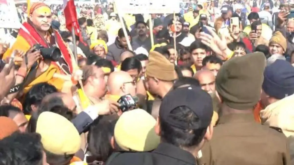 पुलिस लाठीचार्ज के बाद स्वामी अविमुक्तेश्वरानंद भूख हड़ताल पर बैठे। IANS