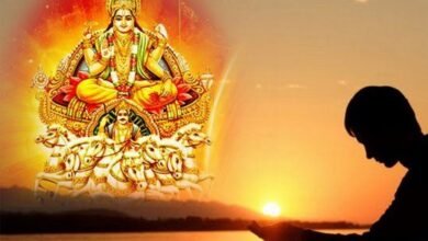 Chhath Festival में छठ पूजा करते व्रती, नदी किनारे सूर्य को अर्घ्य