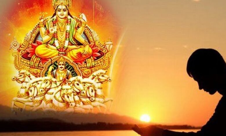 छठ इतना महत्वपूर्ण इसलिए: पुजारी की जरूरत नहीं है, डोम के हाथों से सूप और मुस्लिम के हाथों से मिट्टी के चूल्हे लेते हैं व्रती Chhath Festival में छठ पूजा करते व्रती, नदी किनारे सूर्य को अर्घ्य